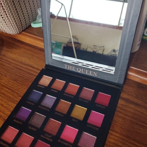 The queen eyeshadow palette - Picture 2 of 3